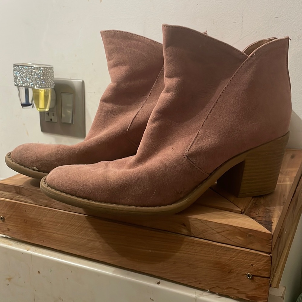 Pink closed heels